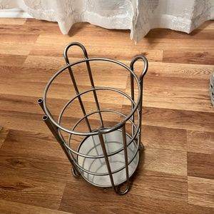 Toilet paper and tissue holder